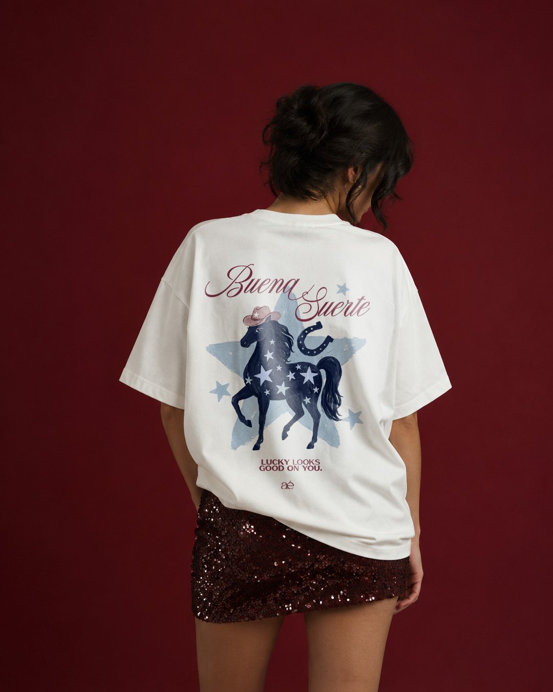 Camiseta blanca AMÉ, espalda: caballo Buena Suerte con estrellas