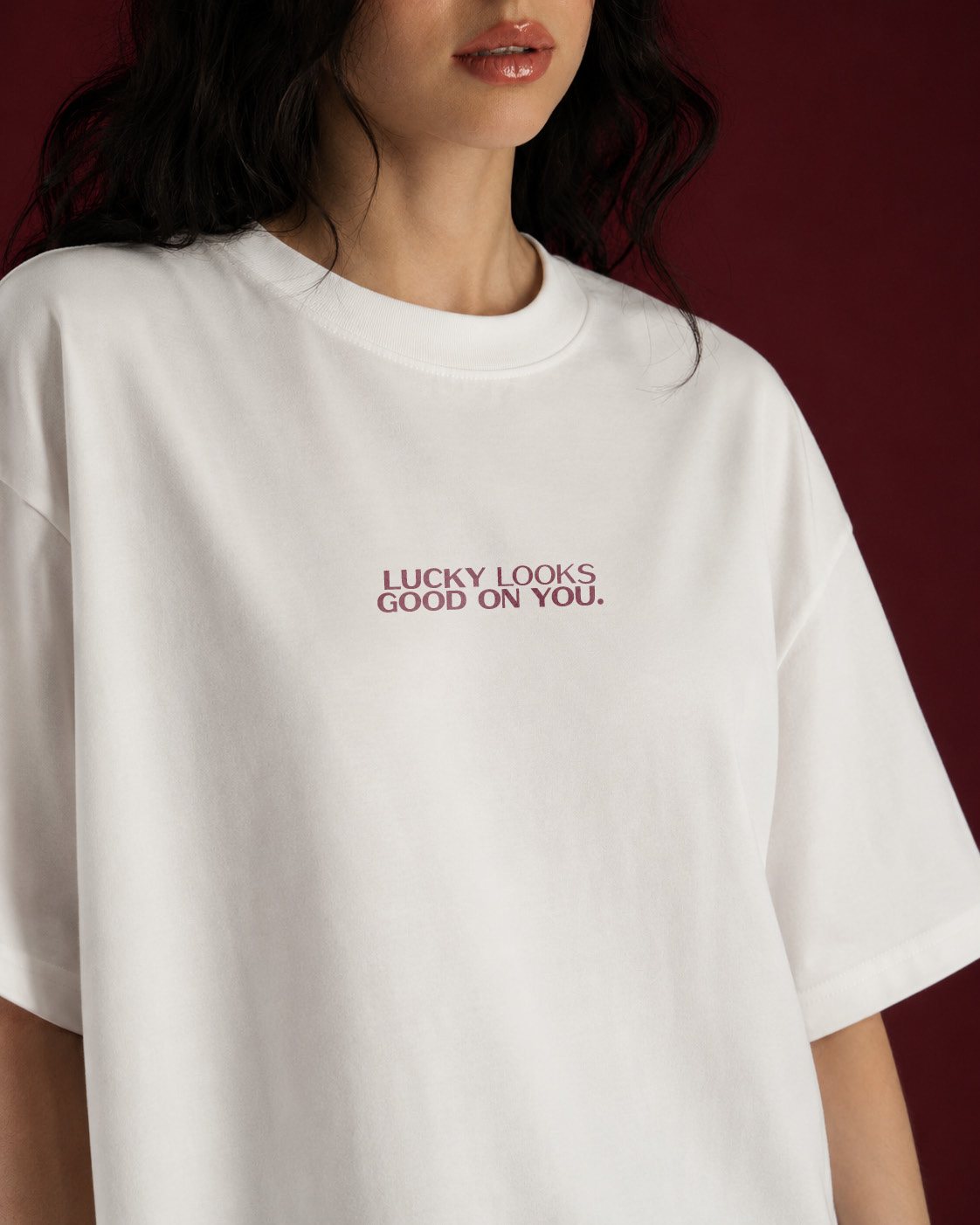 Camiseta blanca AMÉ, frente: Lucky looks good on you